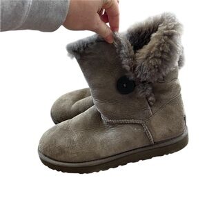 UGG Women's Mini Bailey Button II Pull On Grey Suede/Sheepskin Boot Size 8 EU 39